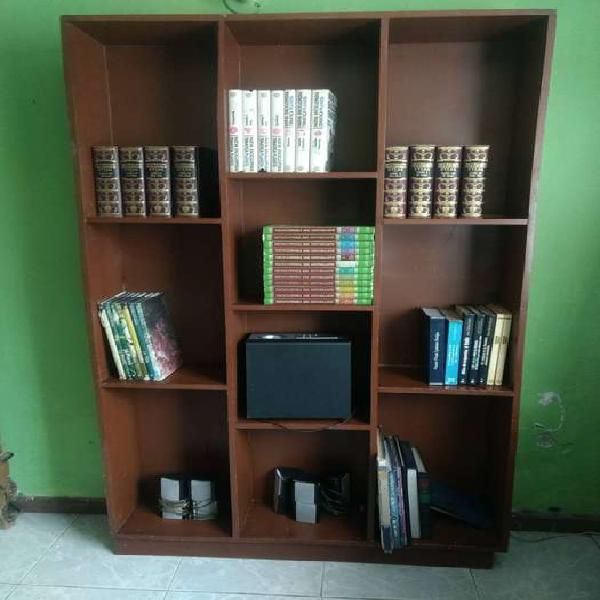 Biblioteca en madera con libros y enciclopedias