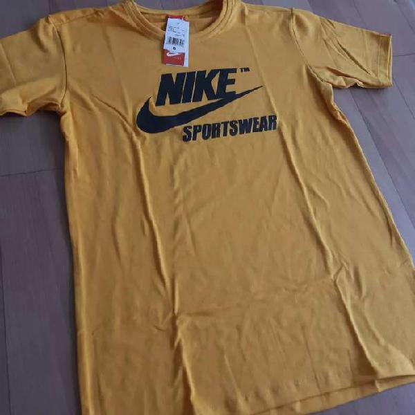 Camiseta Nike color amarillo