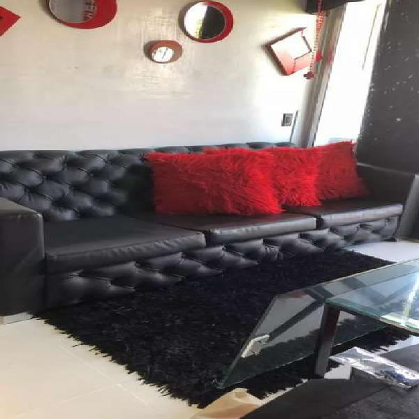 Hermoso sofá capitoniano en color negro $550.000