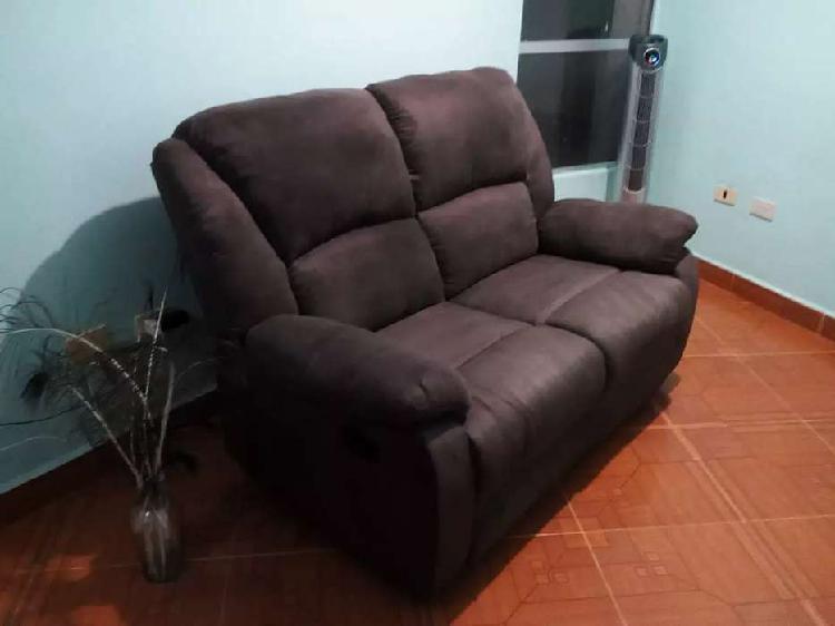 Hermoso sofá reclinomatic en tela de fibra color marrón
