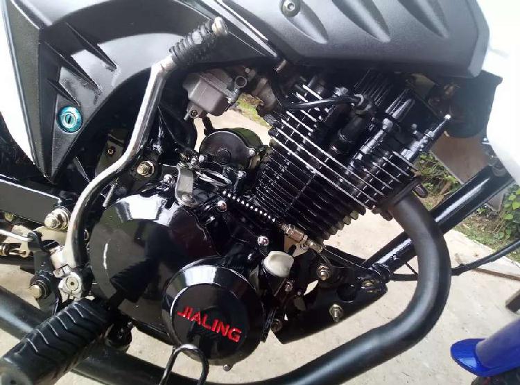 Moto 125 con batería nueva llantas nuevas arrastre nuevo