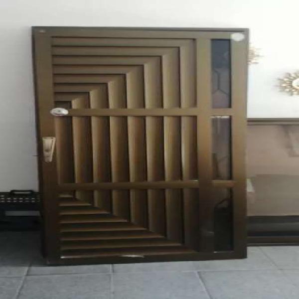 Puerta de Aluminio y Protector