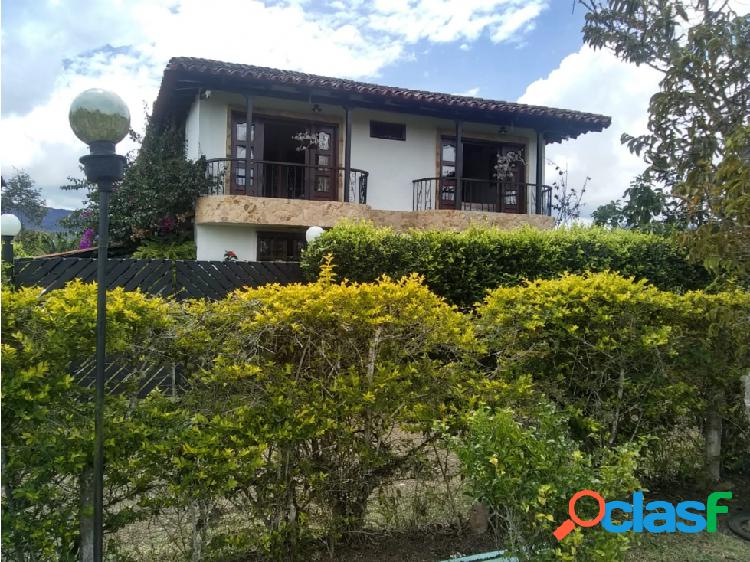 SE VENDE CASA CAMPESTRE EN EL CARMEN