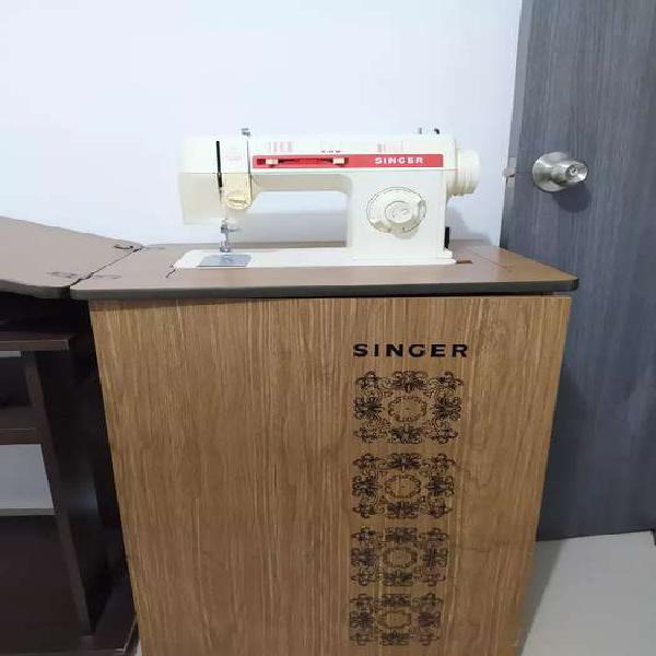 Se vende máquina de coser Singer con mueble