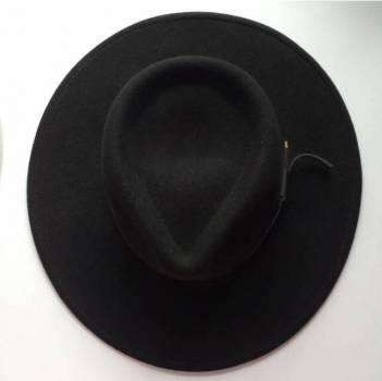 Sombrero negro de ala corta