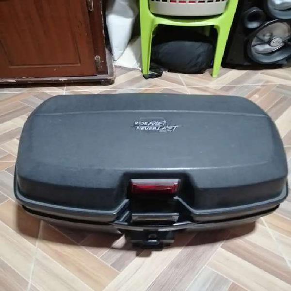 Vendo cajón para moto, con su respectiva parrilla para