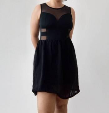 Vestido negro casual con transparencias