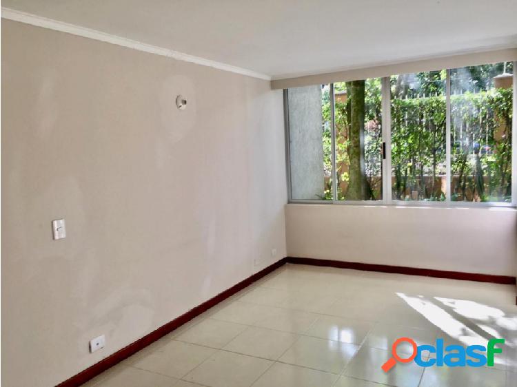 Apartamento en el poblado en patio bonito