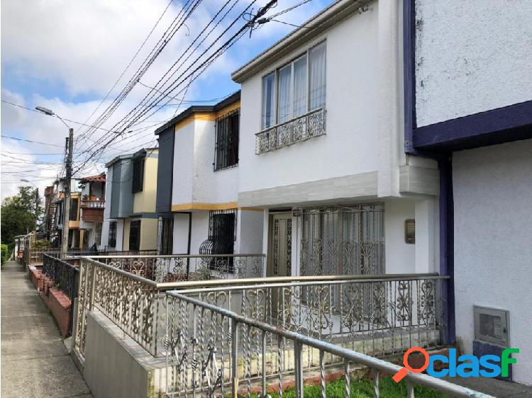 CASA PARA VENTA EN VILLA DEL PRADO, COMPLETAMENTE REMODELADA