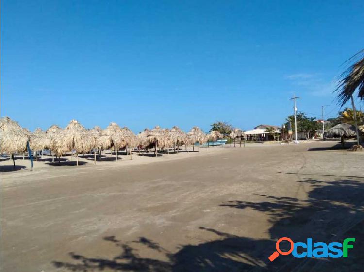 Espectacular casa al filo de la playa con 20 chozas en