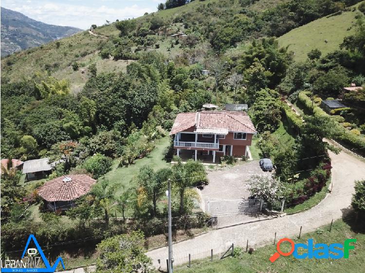 FINCA EN COPACABANA CON 5 CASAS, 15 MINUTOS DE LA VIA