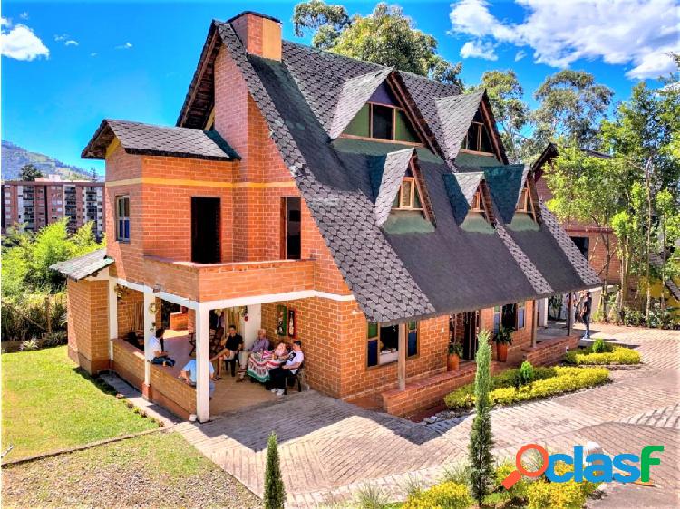 VENDO CASA TIPO CHALET EN LA LOMA DEL ESMEPRALDAL, ENVIGADO