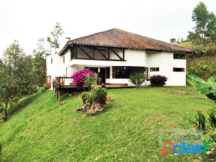 Finca de 2 niveles muy cómoda.