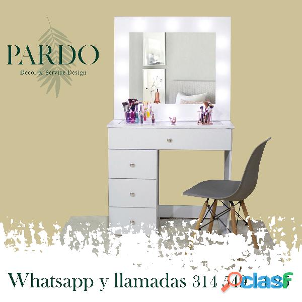 Estante con luz blanca