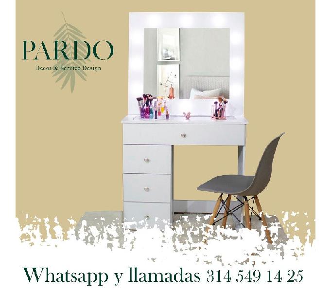 Estante con luz blanca