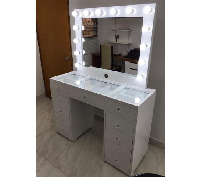 mesa con espejo de luz blanca