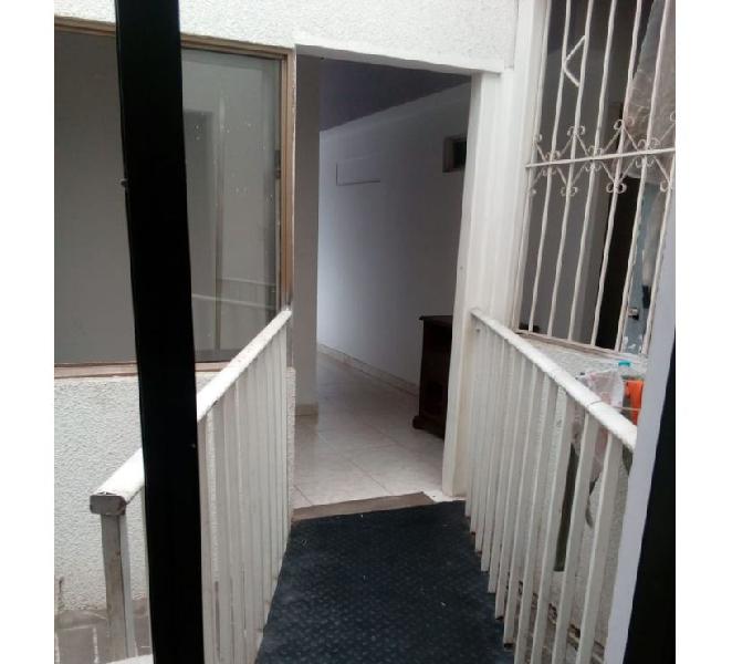 VENTA CASA DE 3 PISOS CON RENTA BARRIO GUABAL