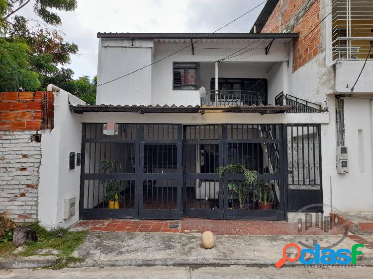 CONFORTABLE, AMPLIA Y COMODA CASA EN DOS NIVELES