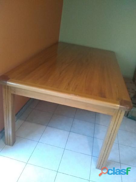 Hermosa y amplia mesa en madera pandala