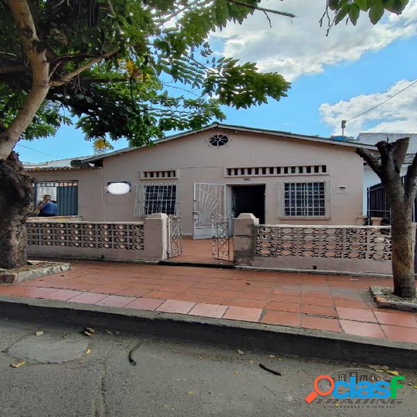 BELLÍSIMA CASA UBICADA EN EL BARRIO EL COLSAG, DETRAS DEL