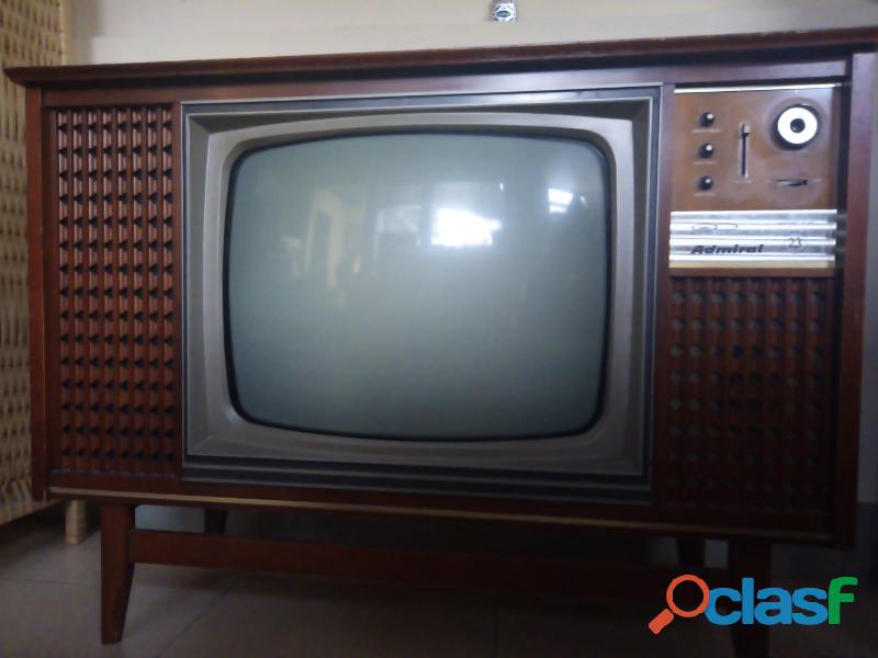 TV retro con mueble de madera: un tesoro para tu hogar.