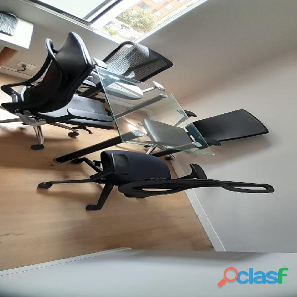 Mesa de oficina con cuatro sillas de escritorio o de oficina