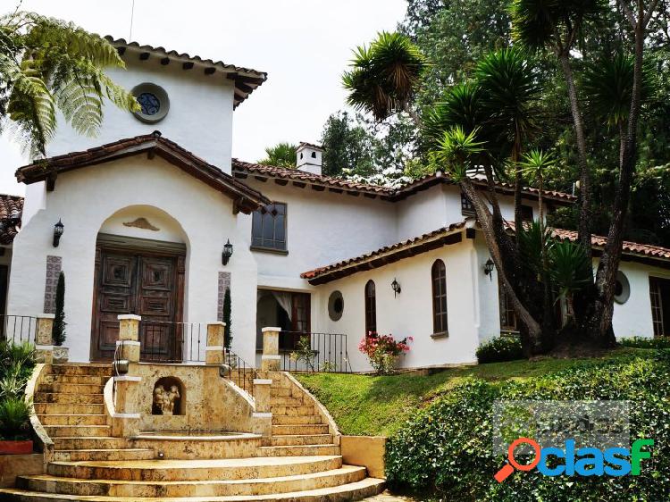 Casa con piscina en unidad cerrada