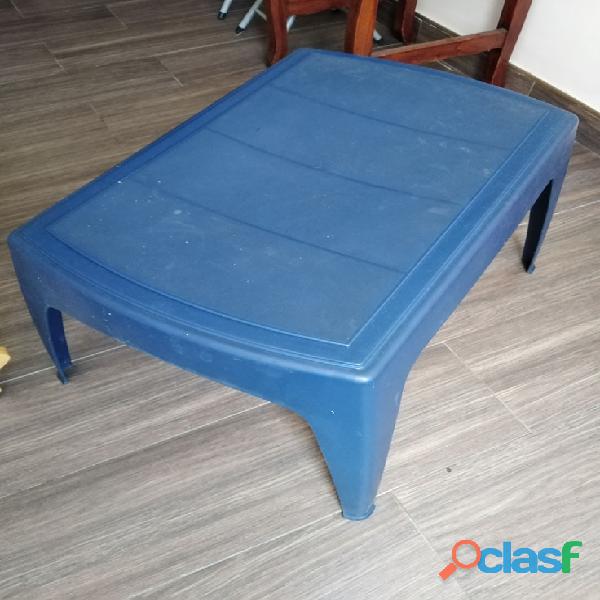 Mesa de sala plástica azul RIMAX, 65 x 43 x 42 cm, 60 mil.