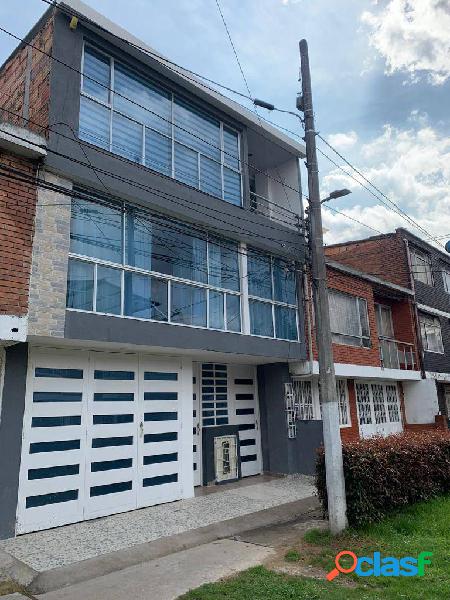 VENTA CASA 3 PISOS EN EL QUIRIGUA MODERNA 220 METROS