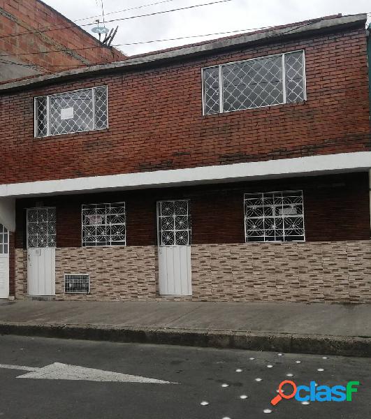 VENTA CASA DE DOS PISOS REMODELADA BARRIO SAN CARLOS AL SUR