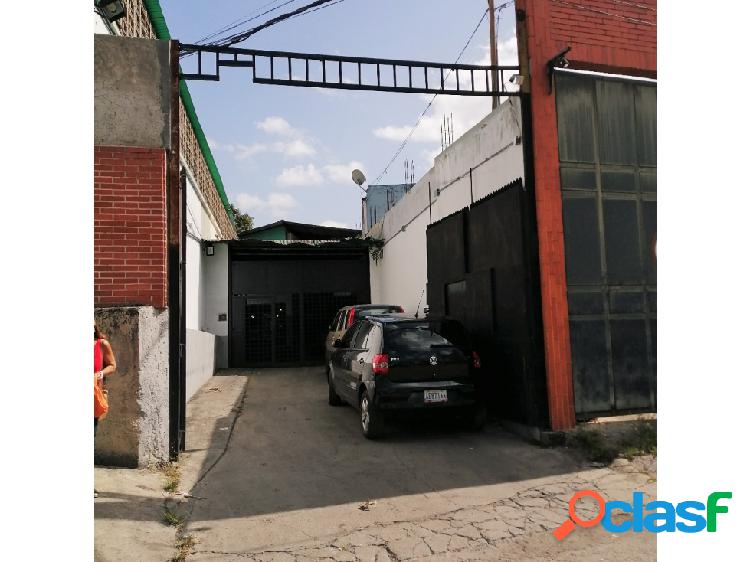 Alquilo galpón/deposito 150m2 Boleíta Sur 8738