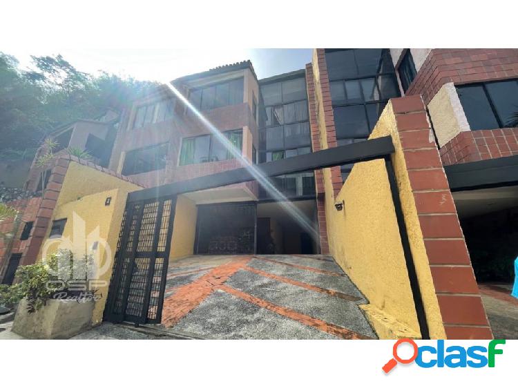 Amplio Townhouse en la Urb Miranda