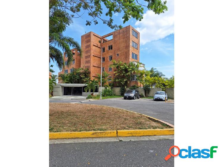 Apartamento de tres niveles, ubicado en Brisas De Loma Linda