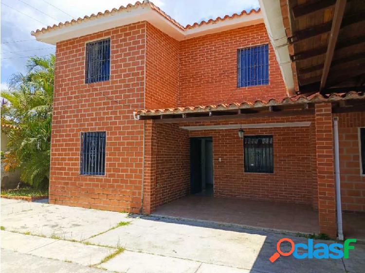 Bella casa en venta en Urb. Altamira, La Entrada, Carabobo