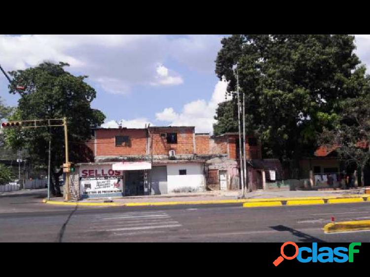 CASA COMERCIAL DE ESQUINA MARACAY, AV CONSTITUCION. C109