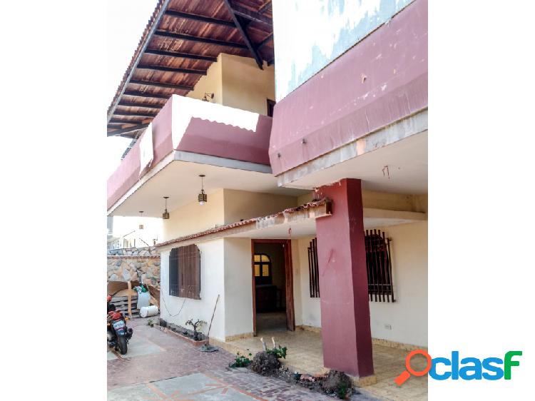 CASA COMERCIAL EN VENTA EN LA URB. EL VIÑEDO