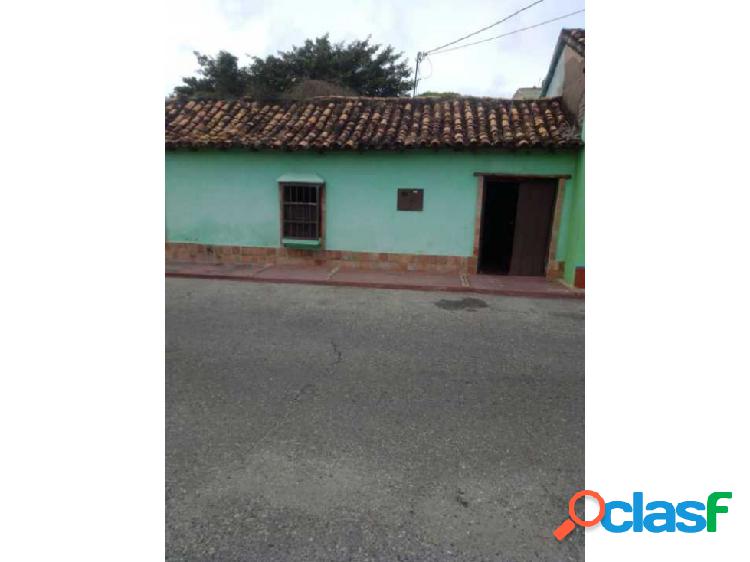 CASA EN VENTA CALLE 21 ENTRE 17 Y 18