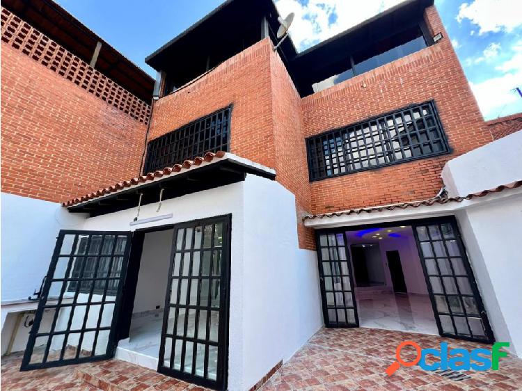 CASA EN VENTA - URBANIZACIÓN MIRANDA