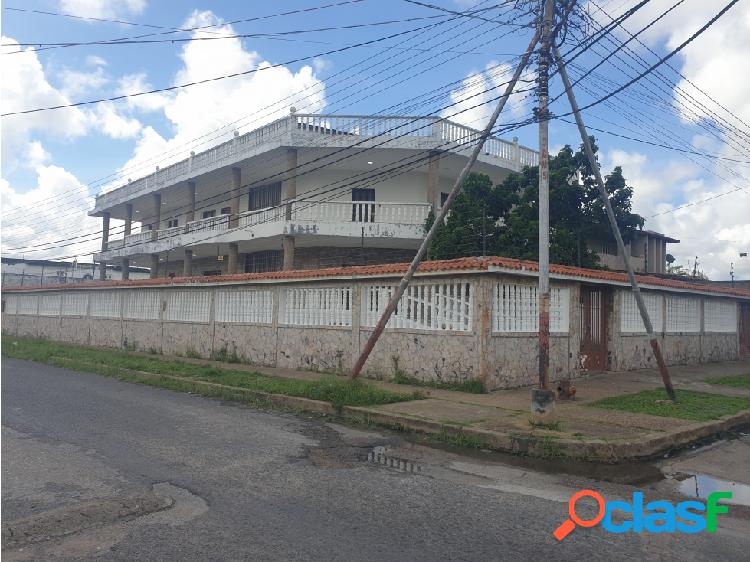 CASA USO COMERCIAL EN LA AV PRINC DE LA FLORESTA