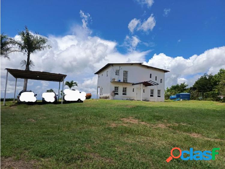 Casa Campestre con amplio Terreno Urb. Cumbre Roja-Puinky,