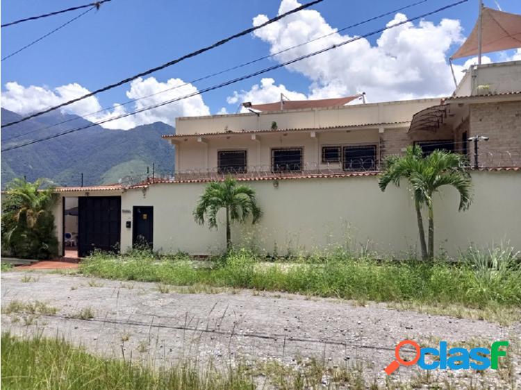 Casa / Venta / Parque Caiza / 10Hab/ 7B /12PE / 900 M2