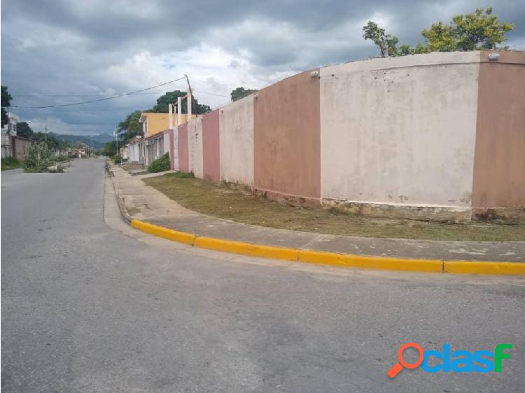 Casa con Salón Comercial en Corinsa Cagua