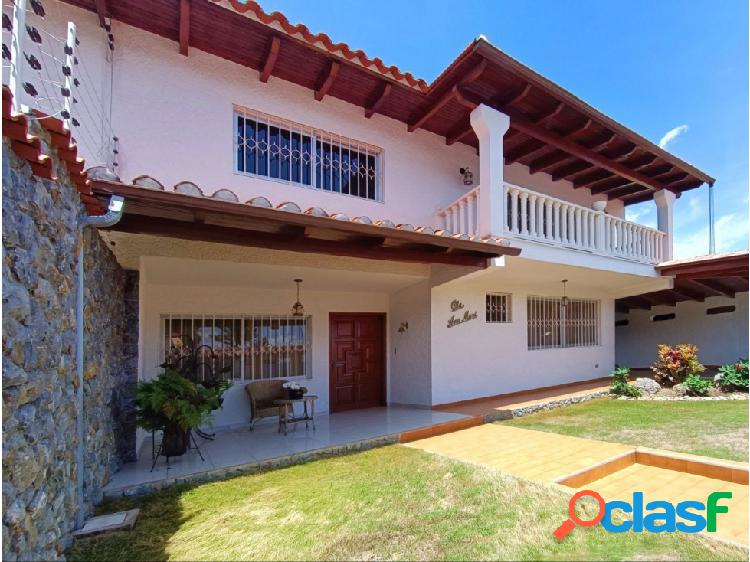 Casa con amplias áreas sociales y 600m2 en Los Picachos Los