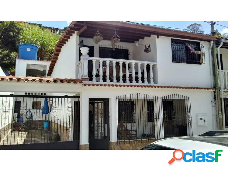 Casa de dos pisos en Urb Asocsuveas Lagunetica Los Teques