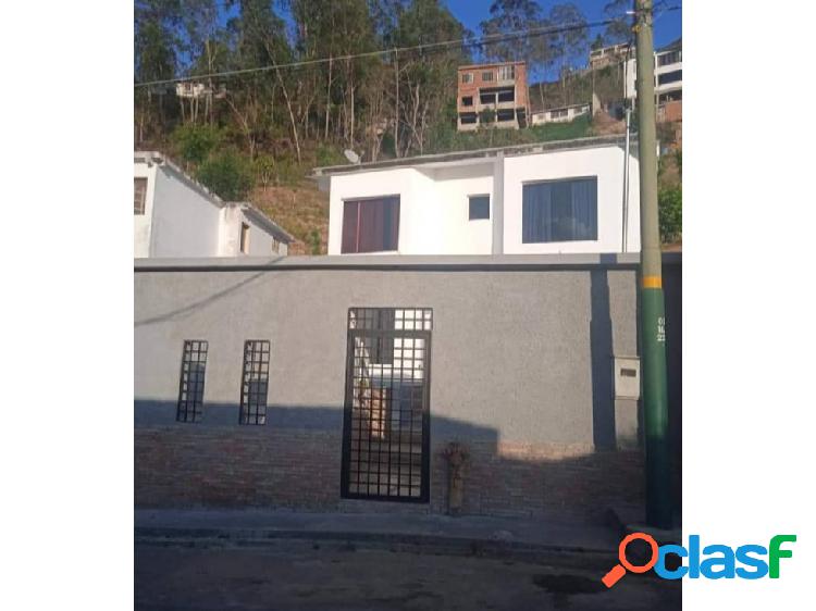 Casa en venta de dos plantas en zona privada de Colinas de