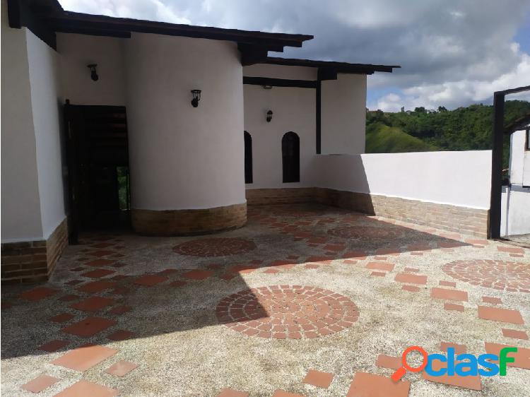 Casa en venta de tres niveles en la Urb Los Montes Verdes