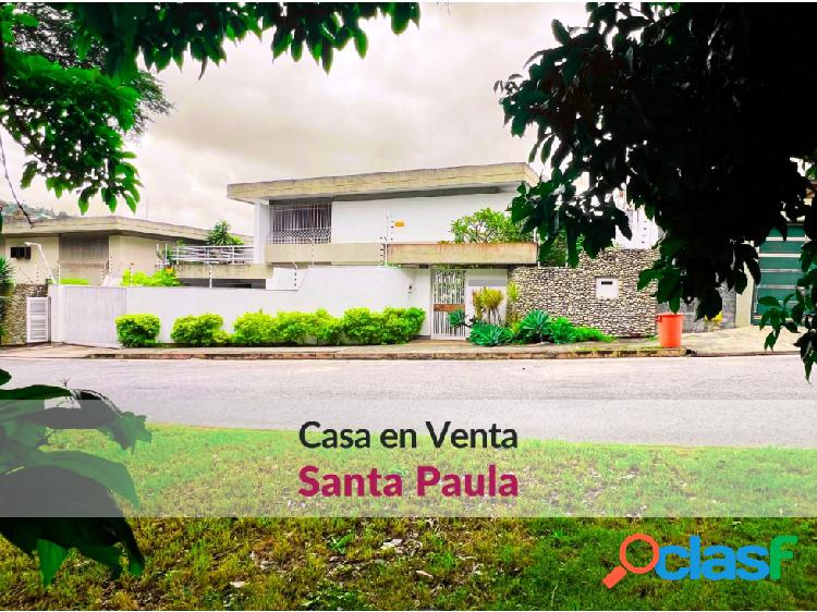 Casa en venta en Santa Paula moderna, con jardín y vistas