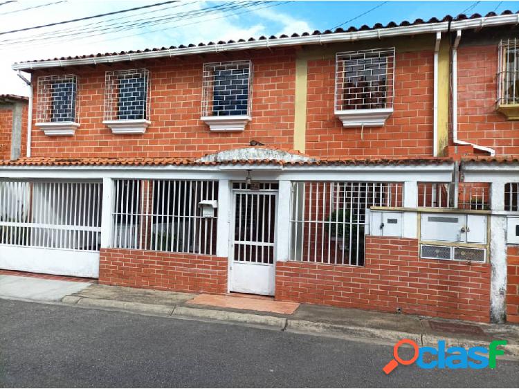 Caso de 268m2 con anexo en Conj Res Las Galas Llano Alto