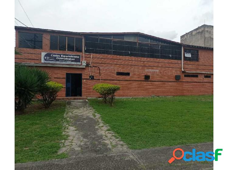 Centro Médico en Av principal de Flor Amarillo en Venta