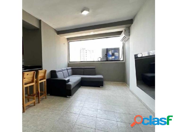 EN ALQUILER APARTAMENTO AMOBLADO EN LOS CAOBOS, RES. DOÑA